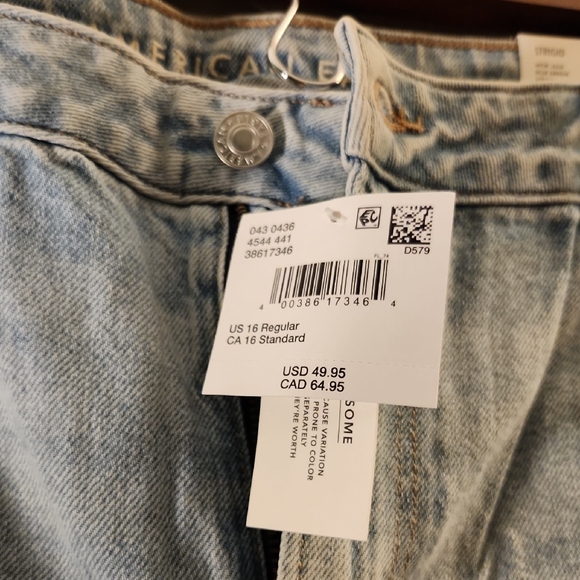 American Eagle Outfitters Light Wash Mom Jeans - Picture 2 of 4